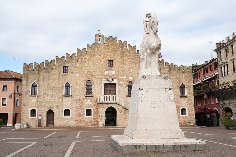 Portogruaro - Piazza della Repubblica e Palazzo Gotico